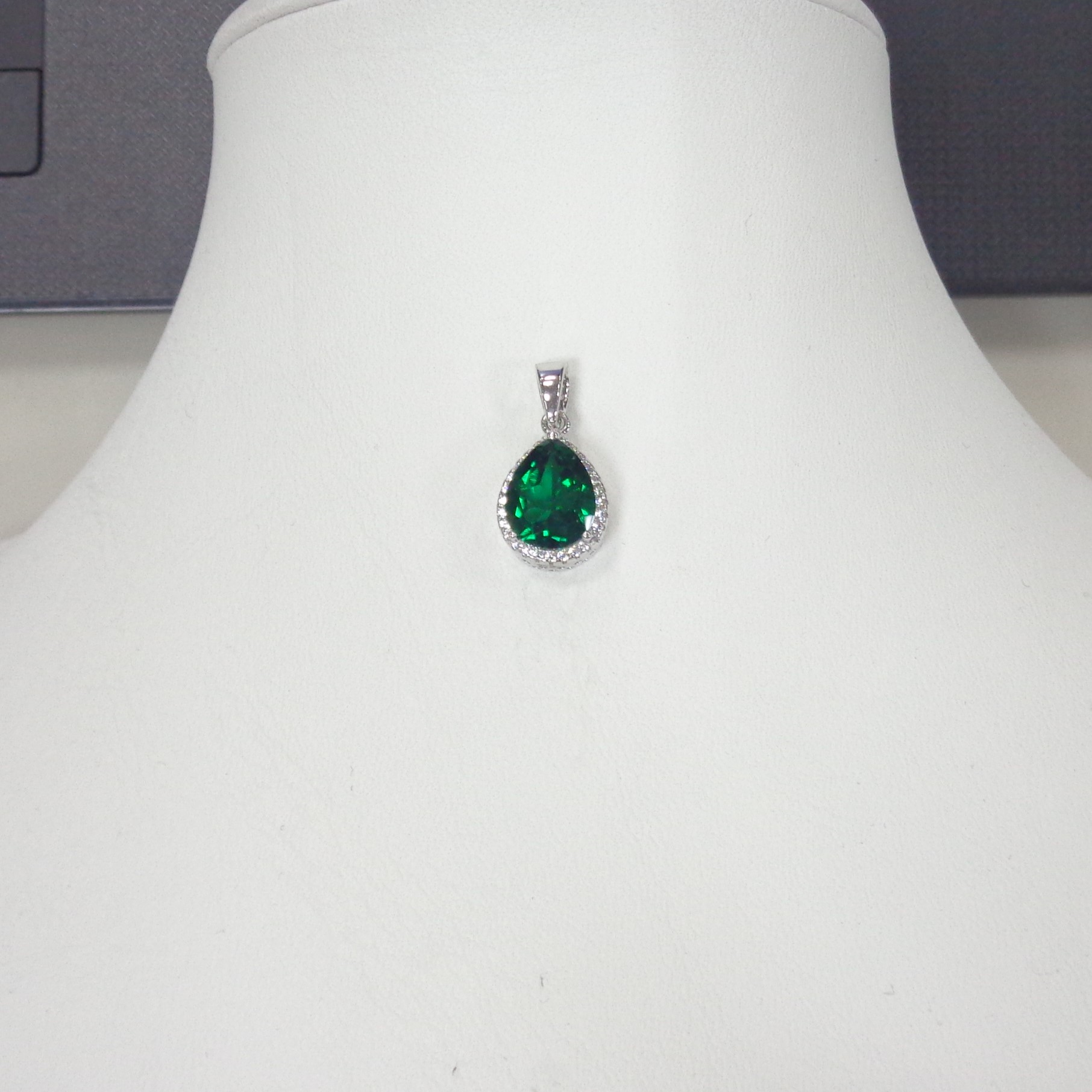 Серебряная подвеска с выращенным изумрудом